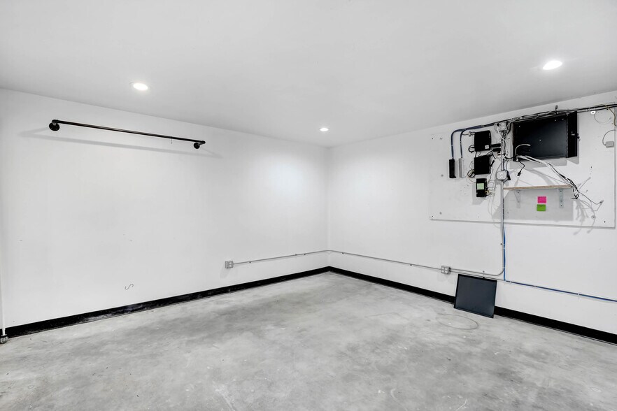 More Photos Of 212 N San Fernando Blvd, Burbank Storefront For Sale