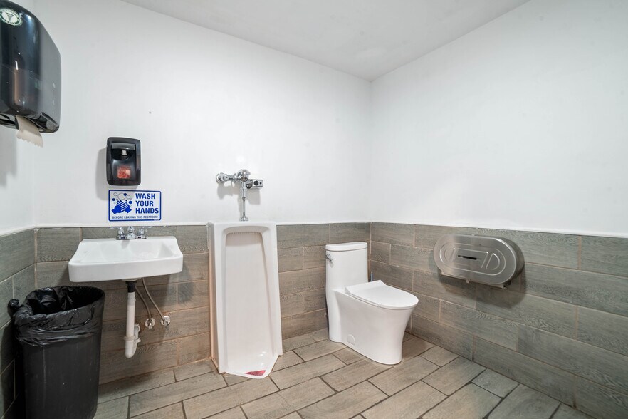 More Photos Of 1321 Commonwealth Ave, Duluth Storefront For Sale