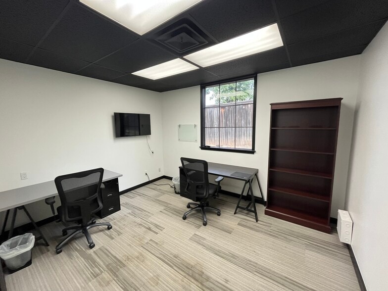 Primary Photo Of 2407 E Skelly Dr, Tulsa Office For Lease