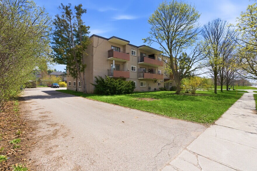 More Photos Of 102 Front St E, Whitby Apartments For Sale