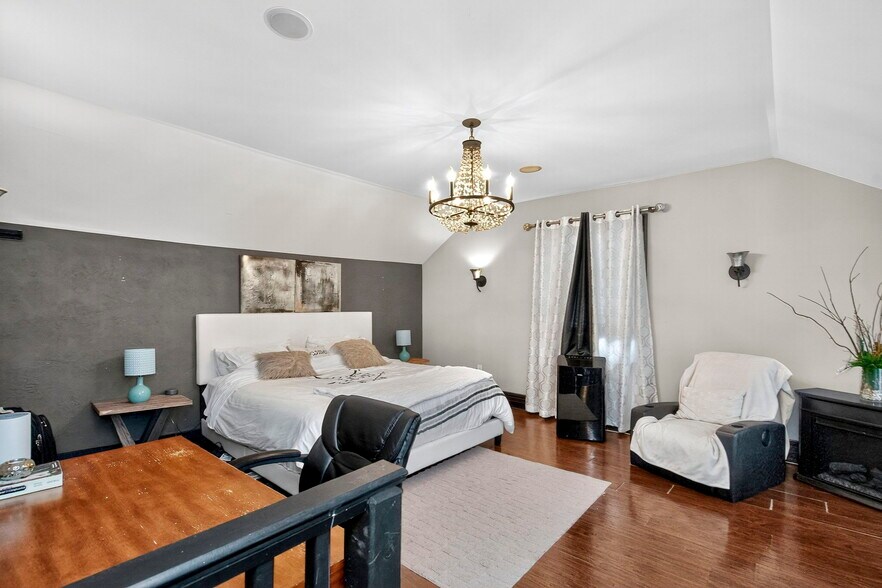 More Photos Of 49 Mary St, Barrie Restaurant For Sale