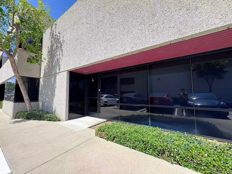 More Photos Of 555 W Lambert Rd, Brea Warehouse For Lease
