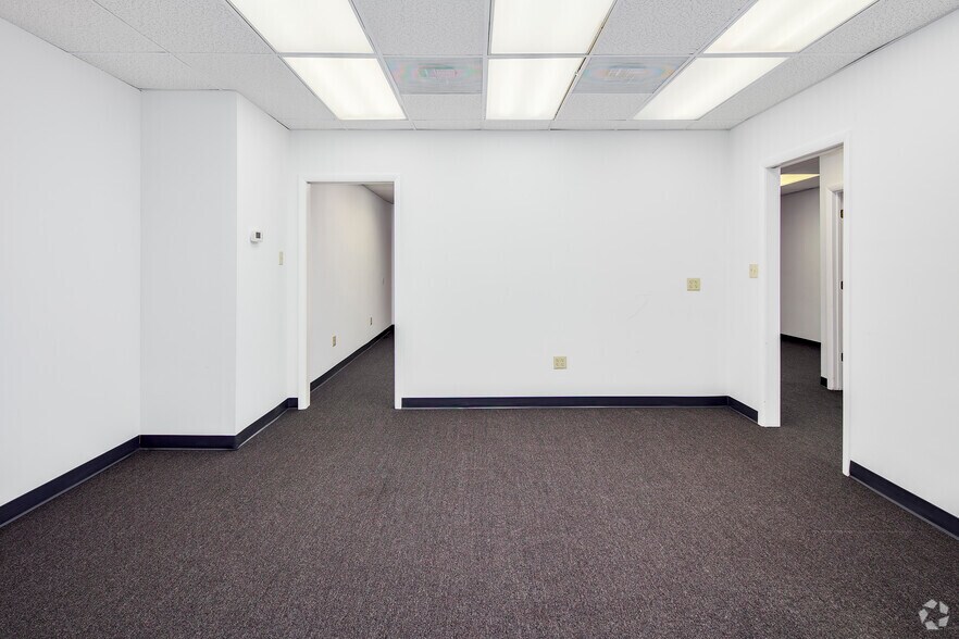 More Photos Of 205 S Whiting St, Alexandria Medical For Lease