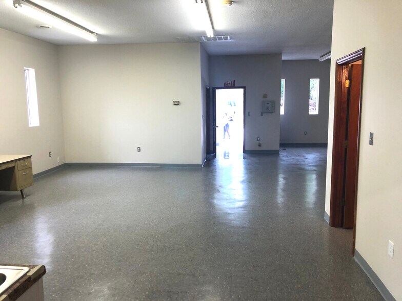 More Photos Of 1222 Hardin Rd, Dallas Manufacturing For Lease