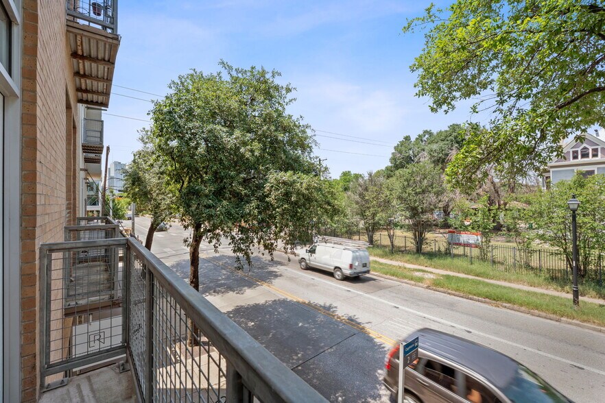 More Photos Of 1601 E Cesar Chavez St, Austin Apartments For Sale
