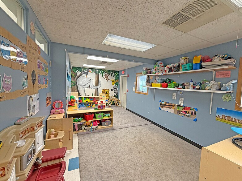 More Photos Of 2 Westwood Dr, Steeleville General Retail For Sale