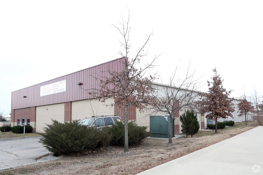 More Photos Of 19313-19363 W 151st Ter, Olathe Warehouse For Lease