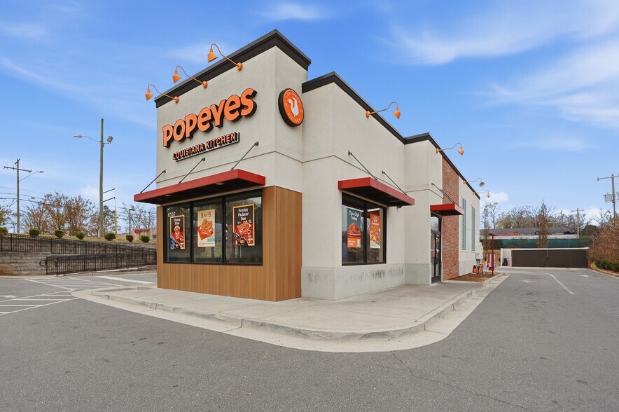 More Photos Of 6107 The Plaza, Charlotte Freestanding For Lease