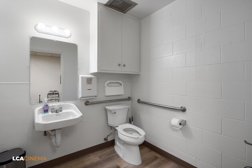 More Photos Of 2201-2205 19th St, Bakersfield Medical For Sale