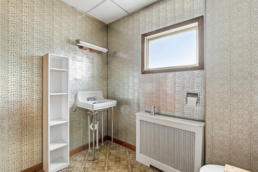 More Photos Of 8 W Olive St, Scranton Office For Sale