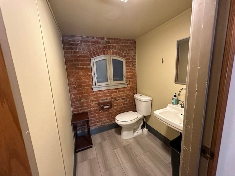 More Photos Of 124 SW Yamhill St, Portland Office For Sale