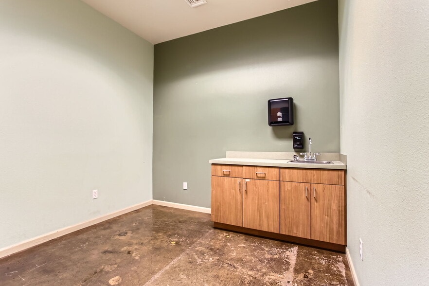 More Photos Of 1411-1435 NW Flanders St, Portland Storefront For Lease