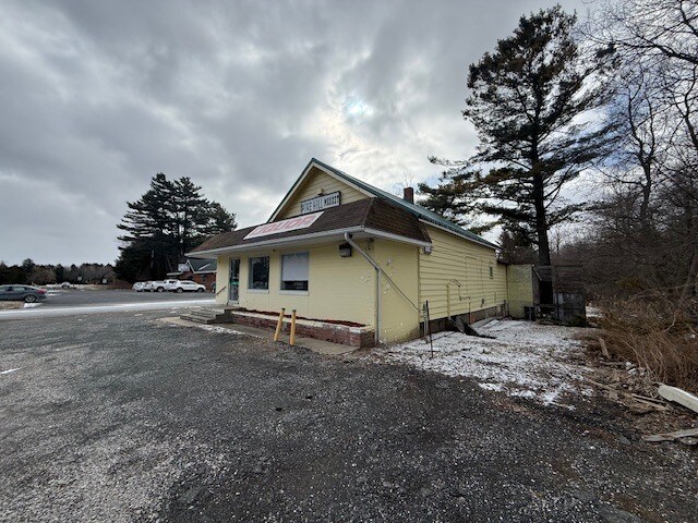 More Photos Of 2494 Lakeshore Rd, Applegate Convenience Store For Sale