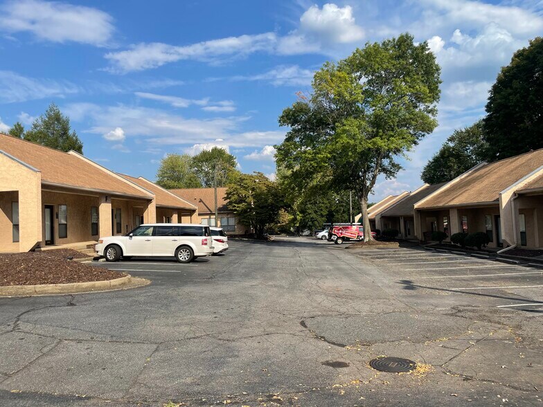 More Photos Of 770 Old Roswell Rd, Roswell Office For Lease