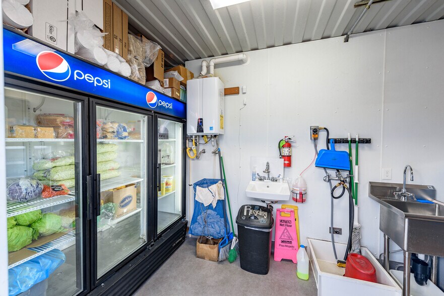 More Photos Of 102 Hall Ave, Coos Bay Restaurant For Sale