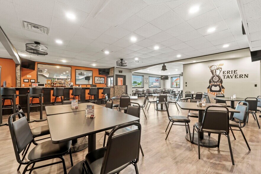 More Photos Of 770 E Franklin St, Huntington Restaurant For Sale