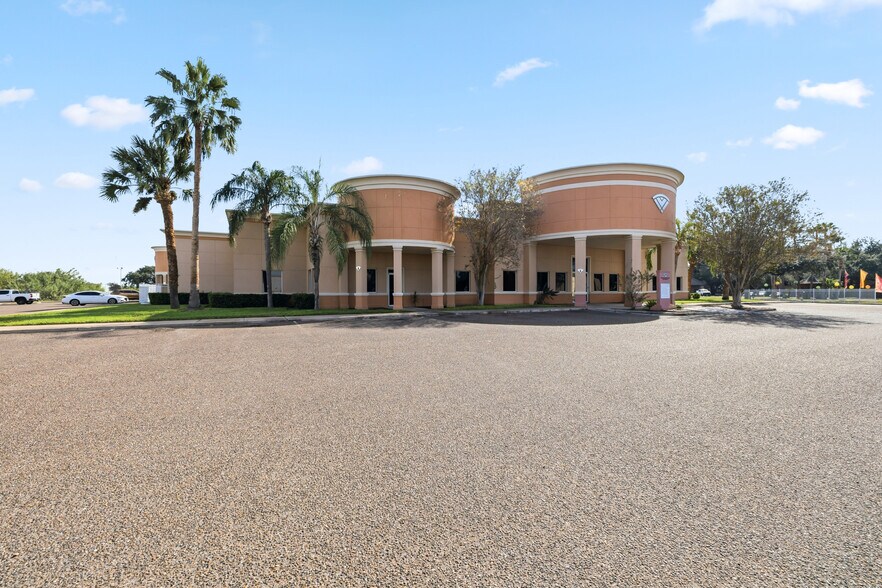 More Photos Of 2101 S Cynthia St, McAllen Medical For Lease