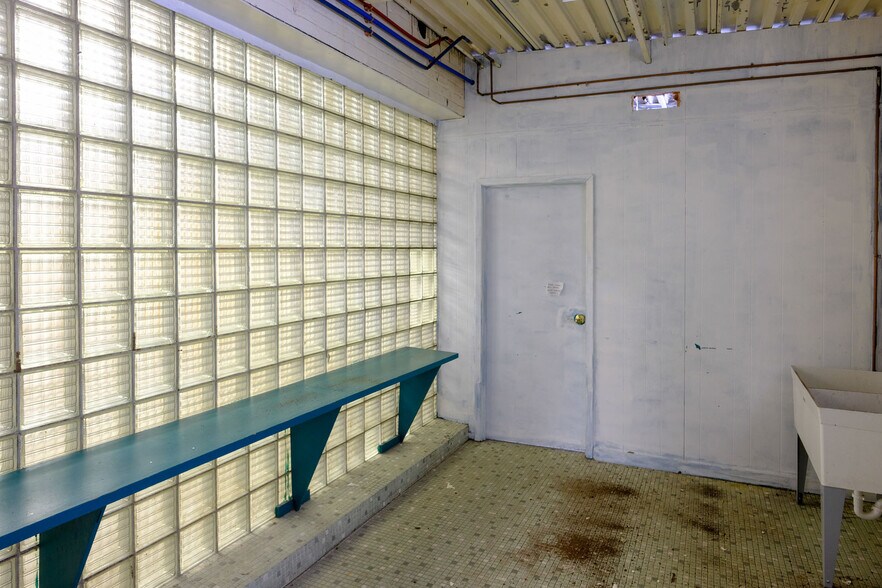 More Photos Of 408 W Main St, Benton Harbor Freestanding For Lease