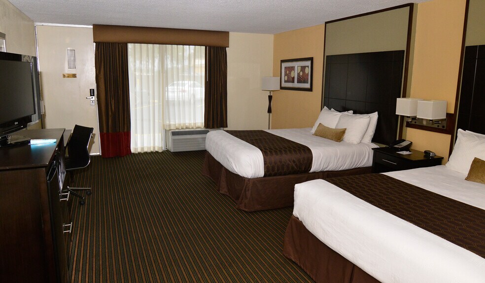 More Photos Of 810 Veterans Blvd, Del Rio Hotel For Sale