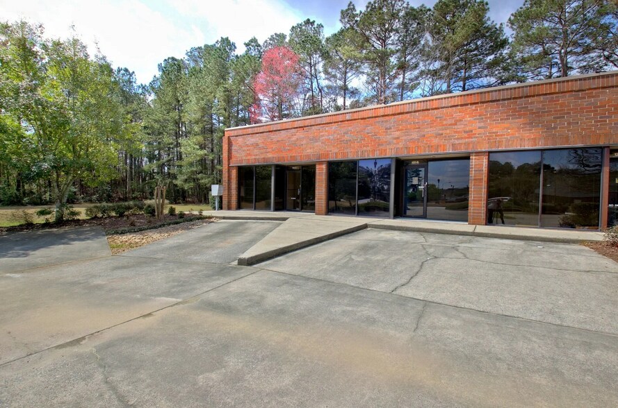 More Photos Of 120 Commerce Cir, Fayetteville Office For Sale