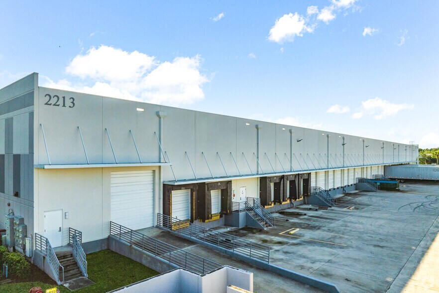 More Photos Of 2213 Vista Pky N, West Palm Beach Warehouse For Lease