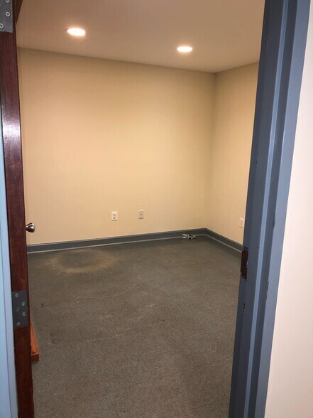 More Photos Of 7513 Gary Rd, Manassas Warehouse For Lease