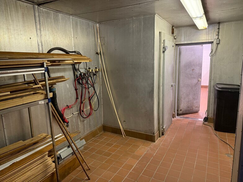 More Photos Of 109 E B St, Cedar Creek Freestanding For Sale