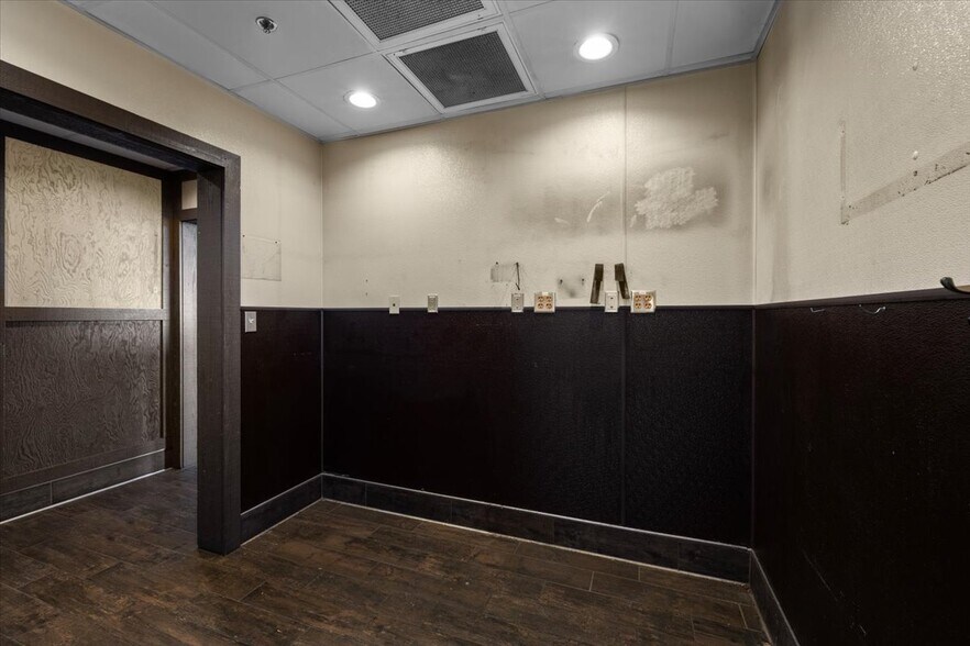 More Photos Of 1445 Center Dr, Medford Restaurant For Lease