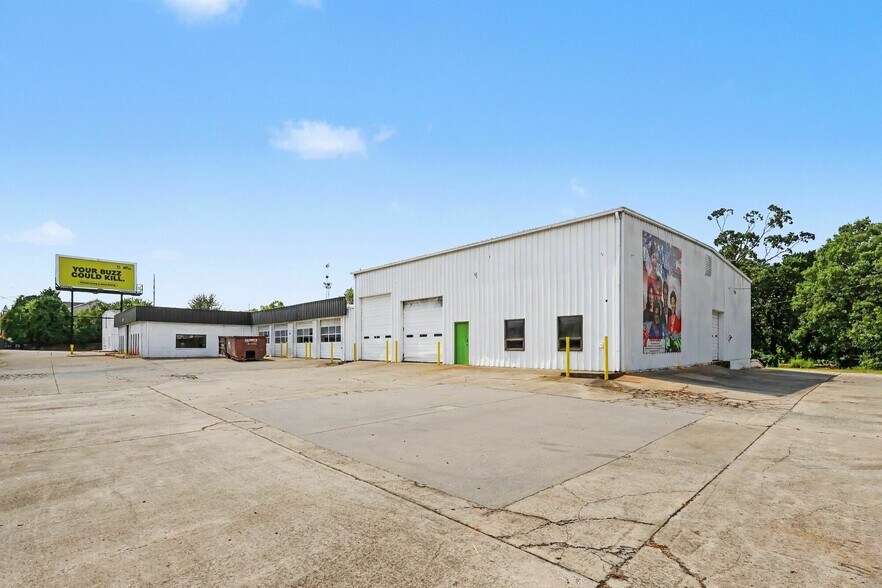 More Photos Of 1445 Cleveland Ave, East Point Showroom For Sale