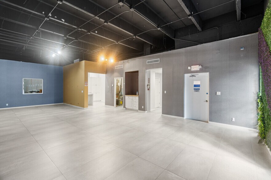 More Photos Of 2741 W 76th St, Hialeah Warehouse For Lease