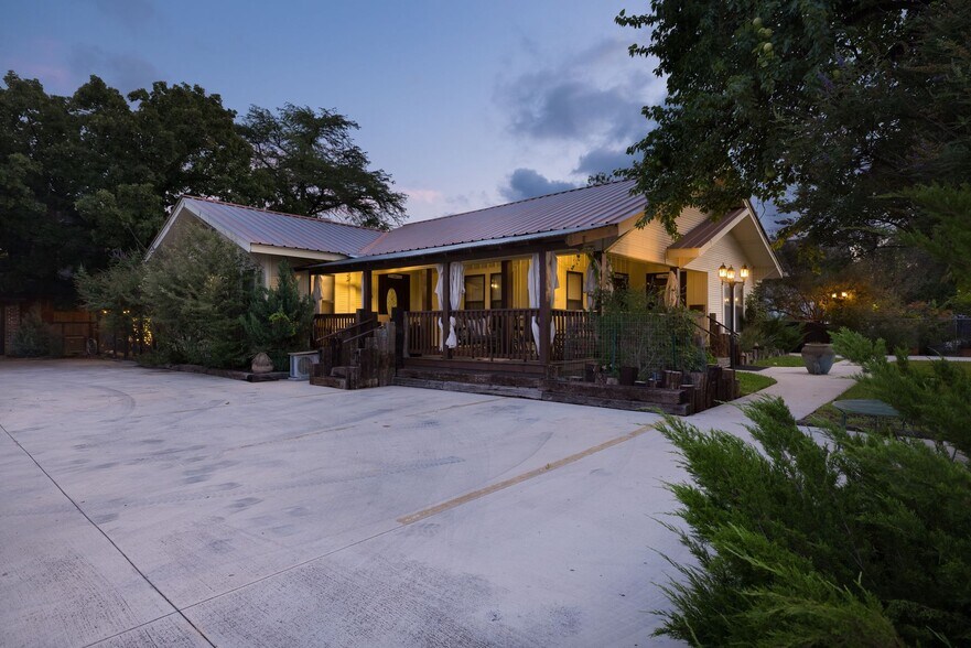 More Photos Of 504 Tivy St, Kerrville Flex For Sale