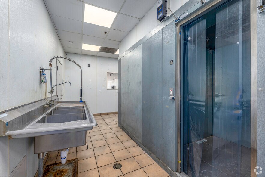 More Photos Of 3211-3231 Coors Blvd SW, Albuquerque Unknown For Lease