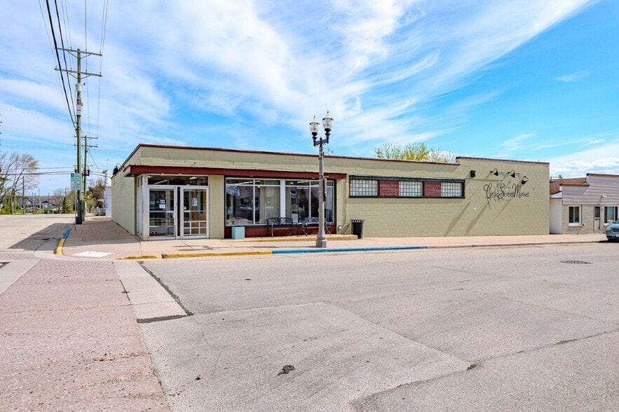 Primary Photo Of 234 Cedar St, Tigerton Supermarket For Sale
