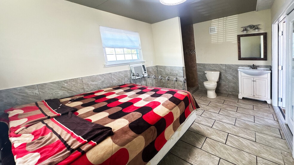 More Photos Of 6623 Gulf Fwy, Houston Office Residential For Sale