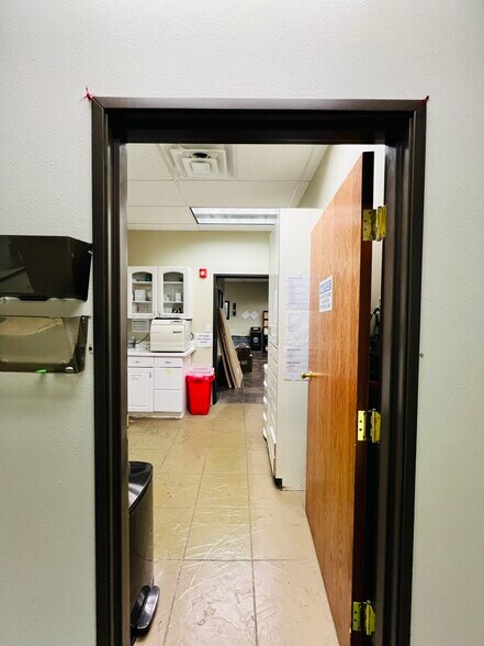 More Photos Of 10901 Garland Rd, Dallas Office For Sale