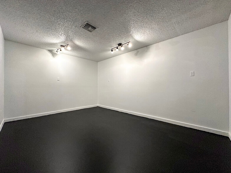 More Photos Of 2017 W Main St, Leesburg Office For Lease