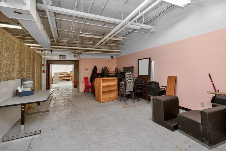 More Photos Of 1017 E 7th St N, Newton Office For Sale