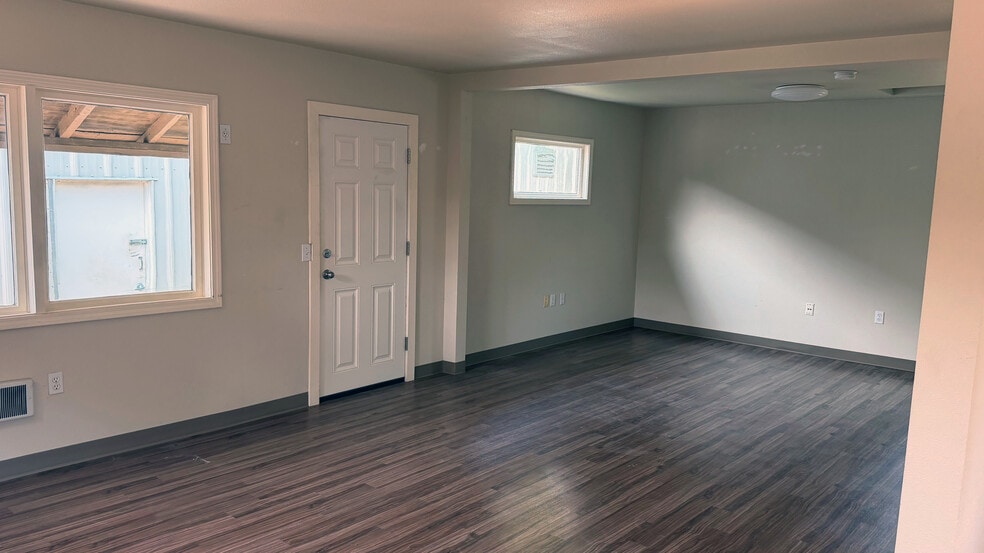 More Photos Of 9760 SW Tigard St, Tigard Light Manufacturing For Lease