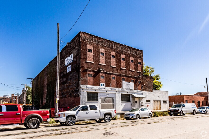 More Photos Of 909 State Line Rd, Kansas City Warehouse For Sale