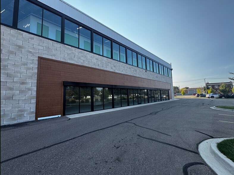 More Photos Of 24200 Gratiot Ave, Eastpointe Self Storage For Lease