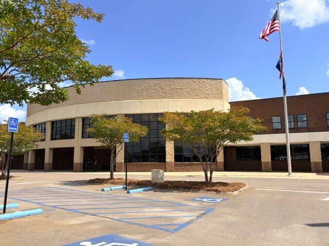 More Photos Of 912 Municipal Dr, Brandon Storefront For Lease