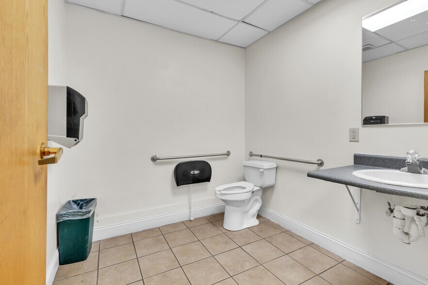 More Photos Of 42 Summer St, Pittsfield Medical For Sale