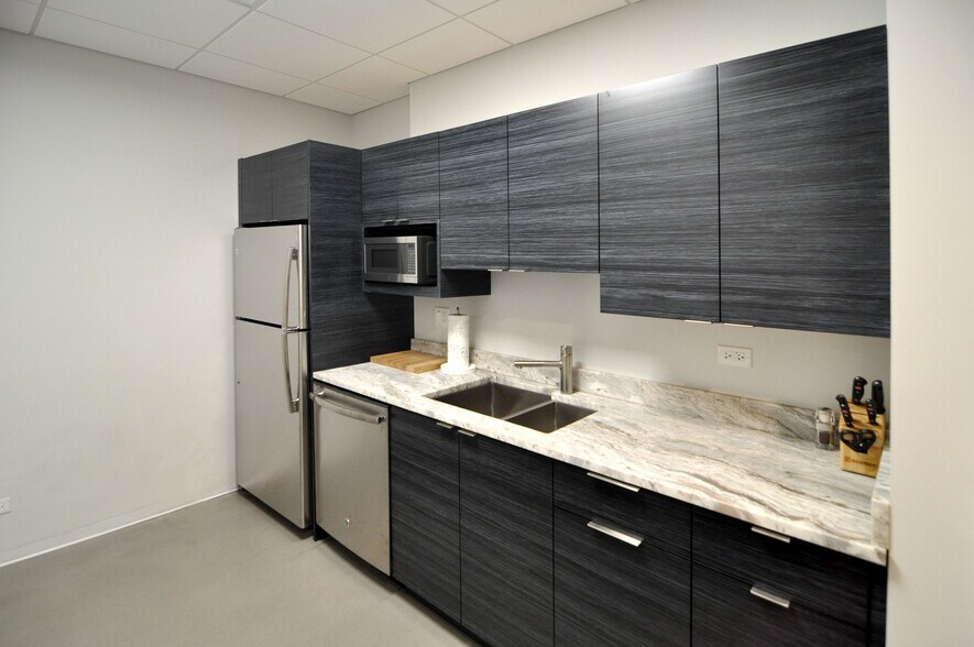 More Photos Of 1515-1519 W Haddon Ave, Chicago Coworking Space