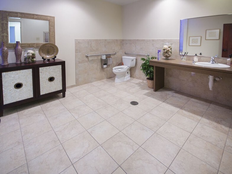 More Photos Of 4393 Sunbelt Dr, Addison Flex For Lease