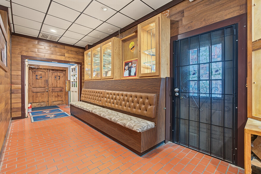 More Photos Of 1901 W Pioneer Pky, Arlington Restaurant For Sale
