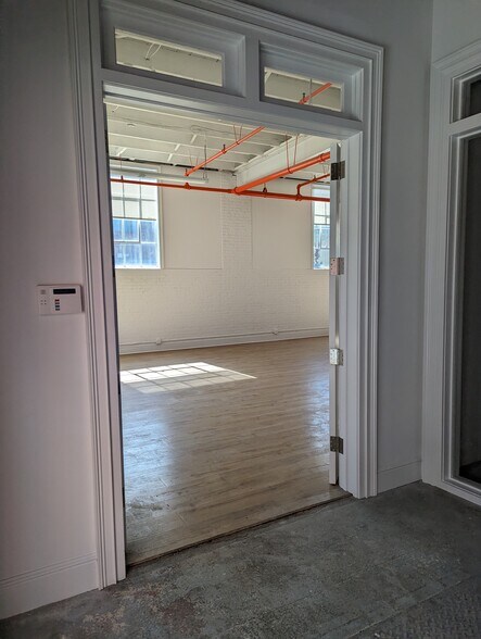 More Photos Of 583 Pacific St, Stamford Freestanding For Lease