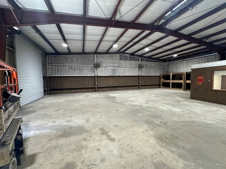 More Photos Of 16182-16190 Aviation Loop, Brooksville Distribution For Lease