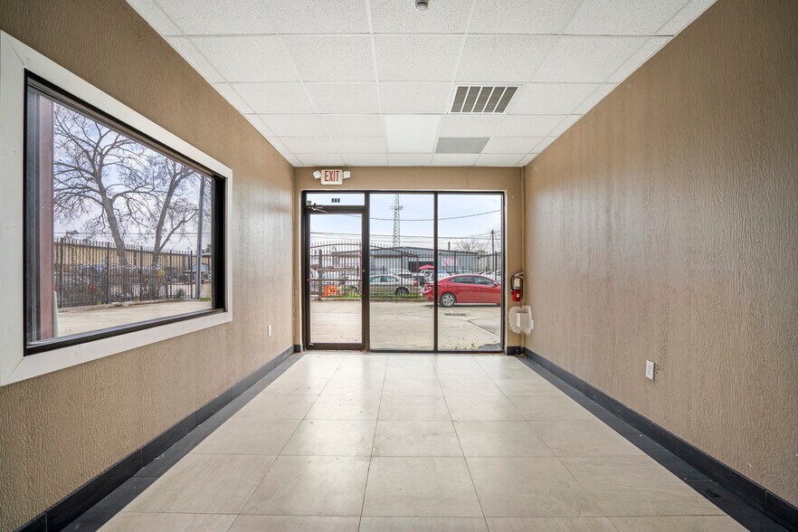 More Photos Of 8614 Pagewood Ln, Houston Warehouse For Sale
