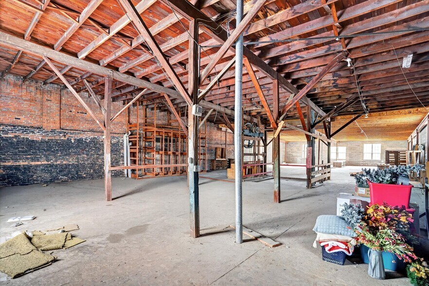 More Photos Of 33 W Olive St, Aurora General Retail For Sale