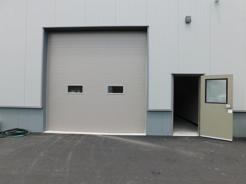 More Photos Of 4 Candy Ln, Hudson Warehouse For Lease